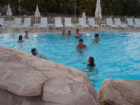 ...Piscine aux ados...